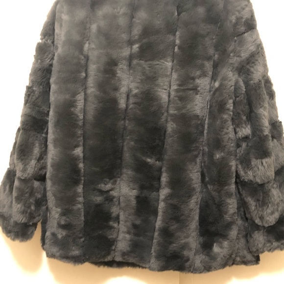Ladies faux fur jacket - Picture 2 of 2